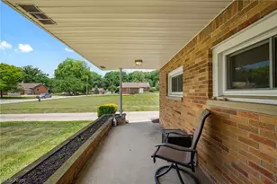 2075 Heatherlane Dr, Grandview Heights, OH 44147 - Photo 11