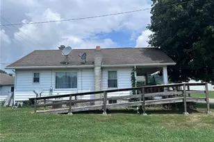 490 Oxford Ave, Newcomerstown, OH 43832 - Photo 3