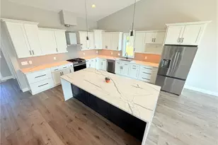 2048 Forest Dr, Eastlake, OH 44095 - Photo 7