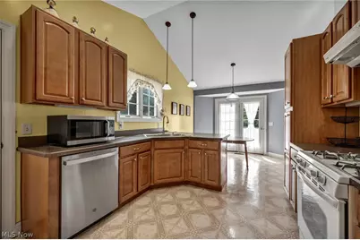 690 Grantwood Avenue, Sheffield Lake, OH 44054 - Photo 7