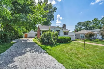 420 W Willowview Drive, Akron, OH 44319 - Photo 3