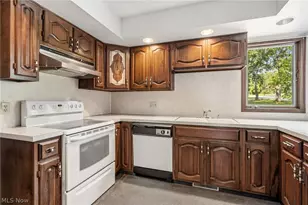 3602 Heatherwood Cir NW, North Canton, OH 44720 - Photo 9