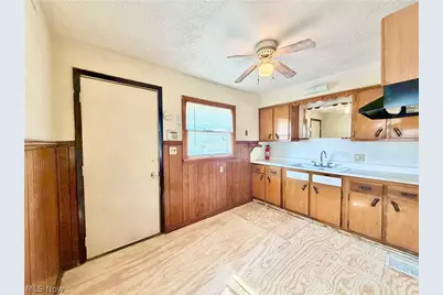 1611 27th Street NE, Canton, OH 44714 - Photo 9