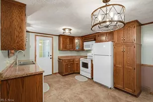 6069 Peach St NE, Louisville, OH 44641 - Photo 23