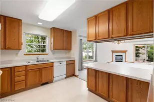 2823 Stratford Cir, Green, OH 44312 - Photo 9