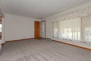 253 E 288th St, Willowick, OH 44095 - Photo 7