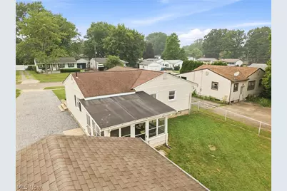 699 Saul Drive, Hubbard, OH 44425 - Photo 9