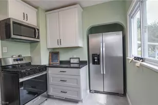 557 Wesleyan Ave, Barberton, OH 44203 - Photo 9