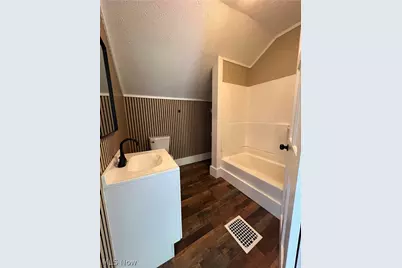1101 Laurel Avenue, Akron, OH 44307 - Photo 11