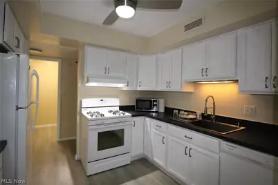 6270 Greenwood #302, Sagamore Hills, OH 44067 - Photo 3