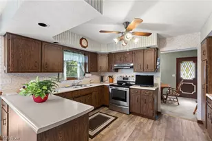 56062 Governor Dr, Bellaire, OH 43906 - Photo 7