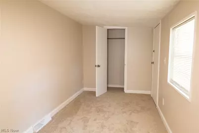 349 E Pace Avenue, Akron, OH 44319 - Photo 7