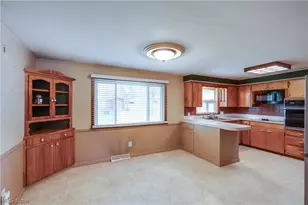 1402 Brookwood Dr, Mogadore, OH 44260 - Photo 7