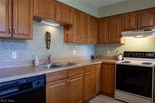 8240 Deepwood Blvd, Mentor, OH 44060 - Photo 7