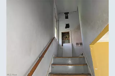 17425 Throckley Avenue, Loveland, OH 44128 - Photo 9