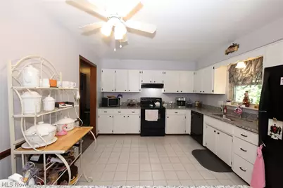 364 Country Club Blvd, Weirton, WV 26062 - Photo 11
