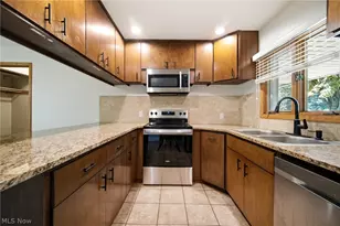 1097 Oak Tree Rd, Akron, OH 44320 - Photo 7