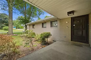 1097 Oak Tree Rd, Akron, OH 44320 - Photo 3