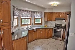 2758 Parkplace Dr, Uniontown, OH 44685 - Photo 3