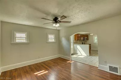 293 E Cassell Avenue, Barberton, OH 44203 - Photo 3