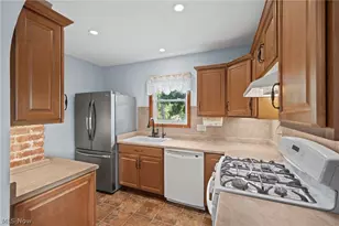 957 Cleveland Ave, Amherst, OH 44001 - Photo 11