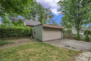 3295 Glencairn Rd, Huber Heights, OH 44122 - Photo 35