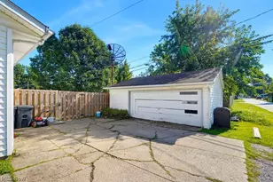 1295 Mohegan Trl, Willoughby, OH 44094 - Photo 3