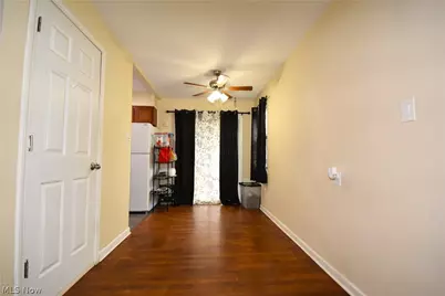 565 E Hopocan Avenue, Barberton, OH 44203 - Photo 5