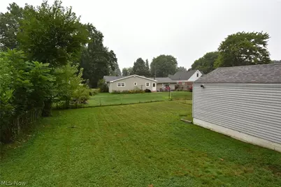 565 E Hopocan Avenue, Barberton, OH 44203 - Photo 3