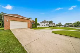 1860 Rockefeller Rd, Wickliffe, OH 44092 - Photo 3