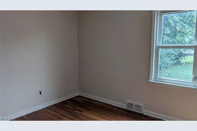 270 E 330th Street, Willowick, OH 44095 - Photo 5