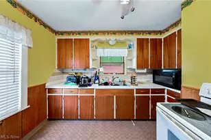1815 Daniels Ave, Akron, OH 44312 - Photo 9