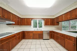 1091 Nina Ln, Akron, OH 44333 - Photo 9