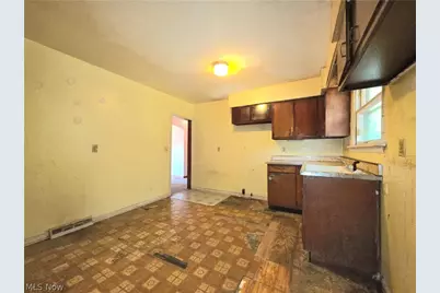 6118 Gladys Avenue, Elyria, OH 44035 - Photo 11
