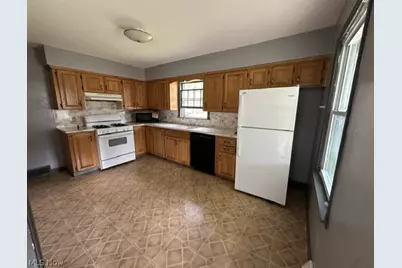 2224 Coral Sea, Youngstown, OH 44511 - Photo 5