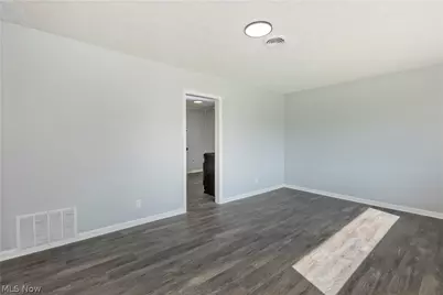 2215 Willowrow Avenue NE, Canton, OH 44705 - Photo 7
