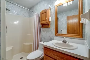 332 W Heatherwood Dr, Barberton, OH 44203 - Photo 15