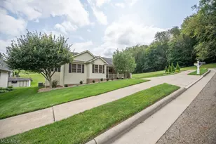 1751 Sandlewood Dr SE, New Philadelphia, OH 44663 - Photo 3