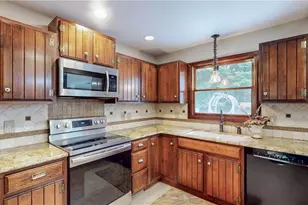 17099 Creighton Dr, Chagrin Falls, OH 44023 - Photo 3