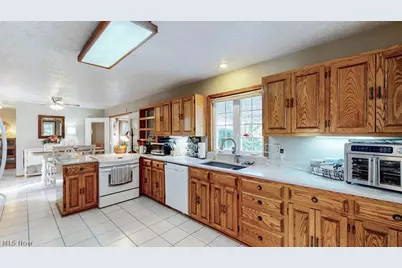 1067 Mohawk Trail SW, Hartville, OH 44632 - Photo 15