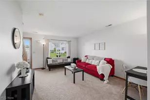 1138 Oxford Cir, Akron, OH 44312 - Photo 3