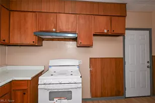 906 E Buchtel Ave, Akron, OH 44319 - Photo 9