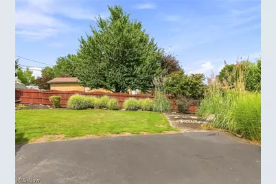 2215 Tamarack Circle NE, Canton, OH 44721 - Photo 5