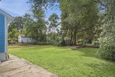 329 Girard Avenue NE, Canton, OH 44704 - Photo 7
