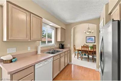 10262 Wildflower Way, Grandview Heights, OH 44147 - Photo 11
