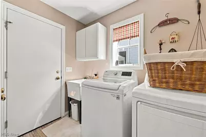 10262 Wildflower Way, Grandview Heights, OH 44147 - Photo 15