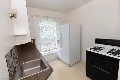 1037 W 8th Street, Lorain, OH 44052 - Photo 9