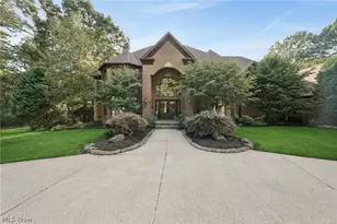 1928 4 Seasons Dr, Akron, OH 44333 - Photo 3
