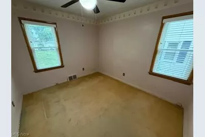 604 E 305th Street, Willowick, OH 44095 - Photo 7