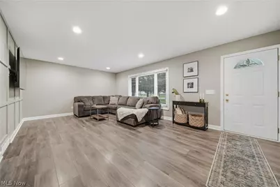8008 Garnet Avenue NE, Canton, OH 44721 - Photo 5